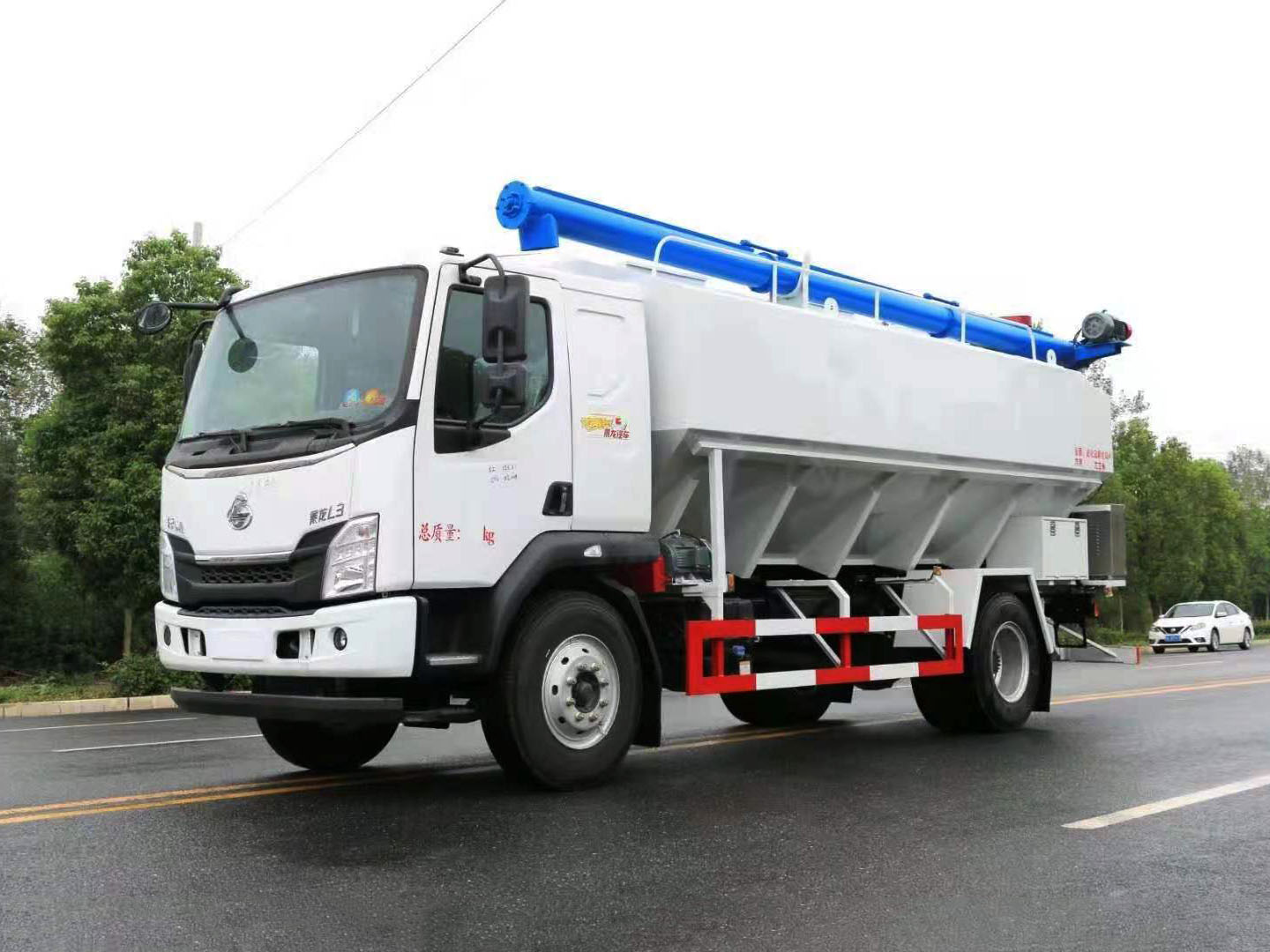 国六东风柳汽乘龙单桥散装饲料车