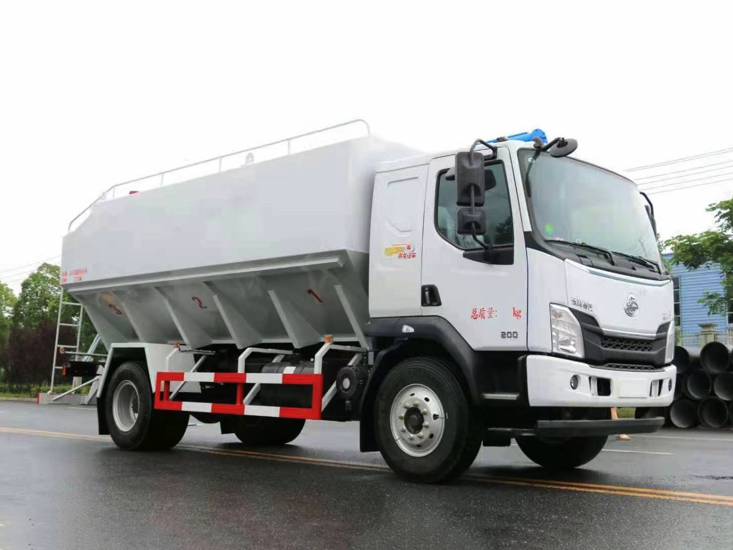 国六东风柳汽乘龙单桥散装饲料车 实拍图