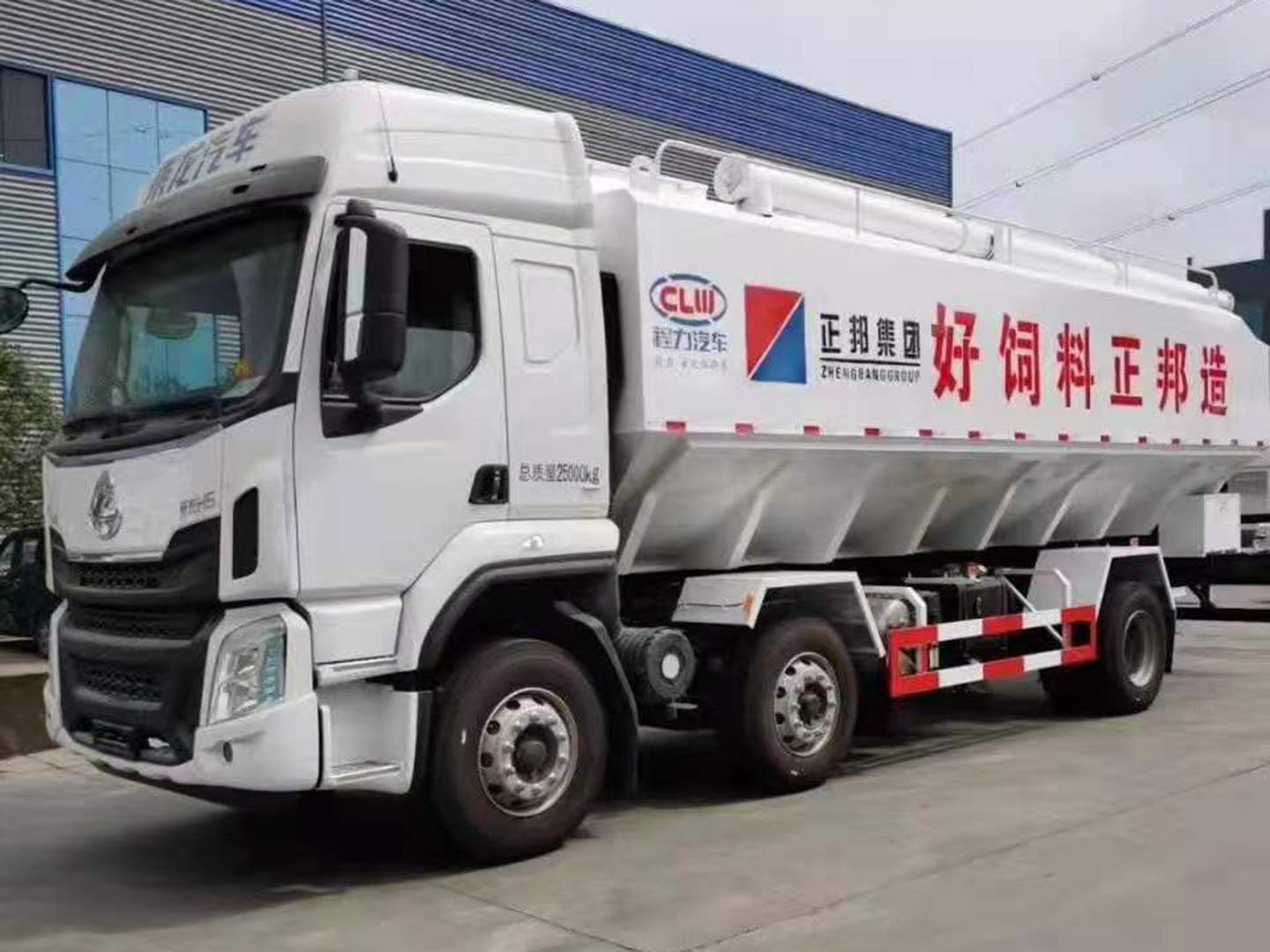 国六东风柳汽乘龙小三轴30方散装饲料车