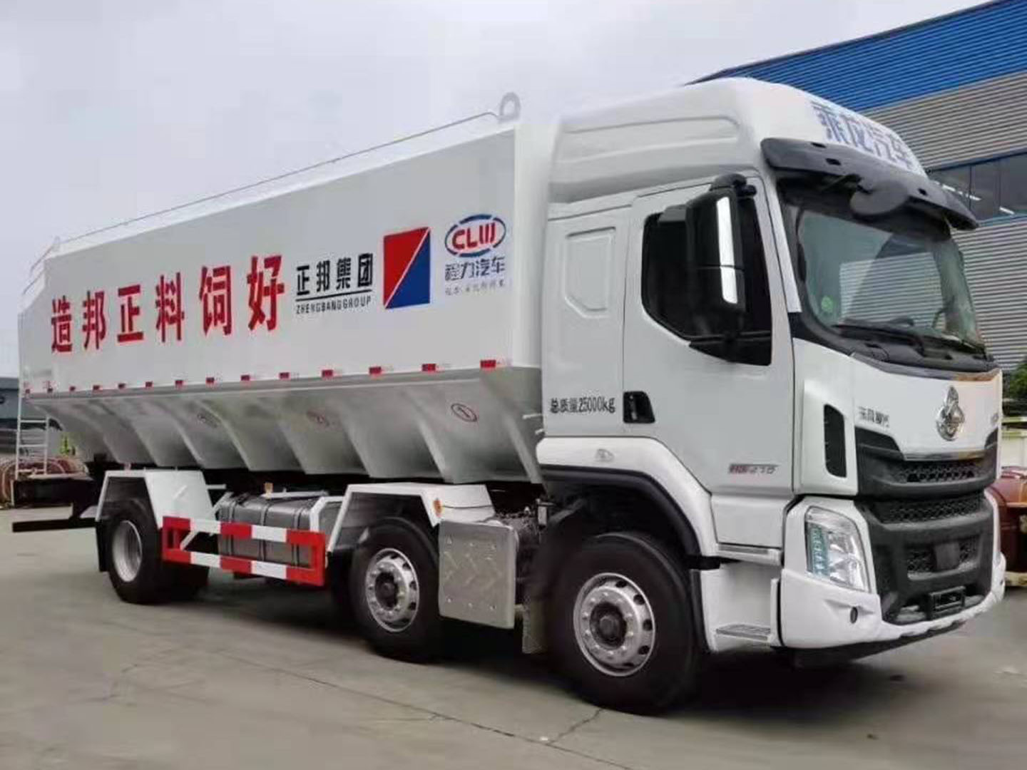 国六东风柳汽乘龙小三轴30方散装饲料车 实拍图