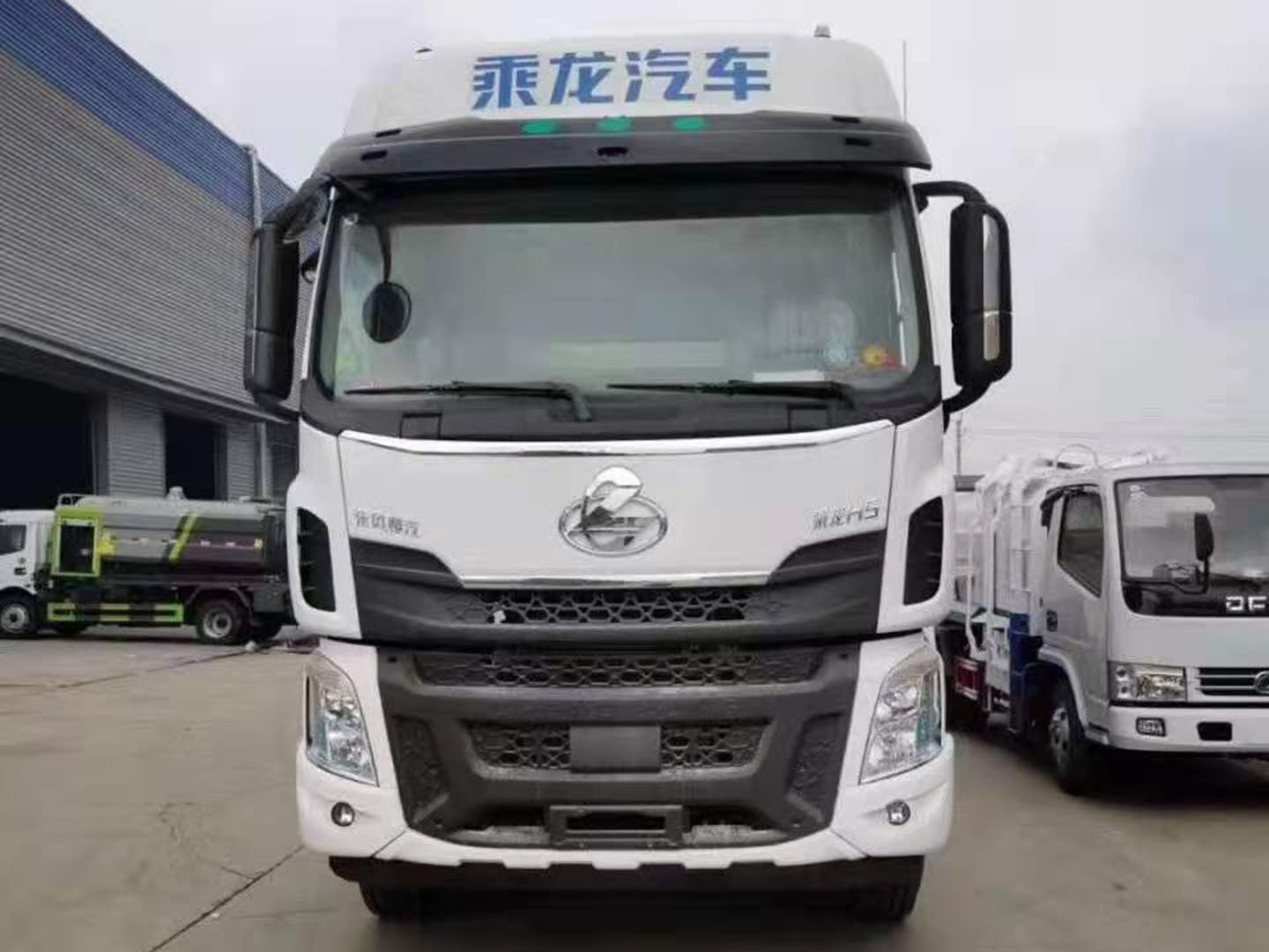 国六东风柳汽乘龙小三轴30方散装饲料车 实拍图