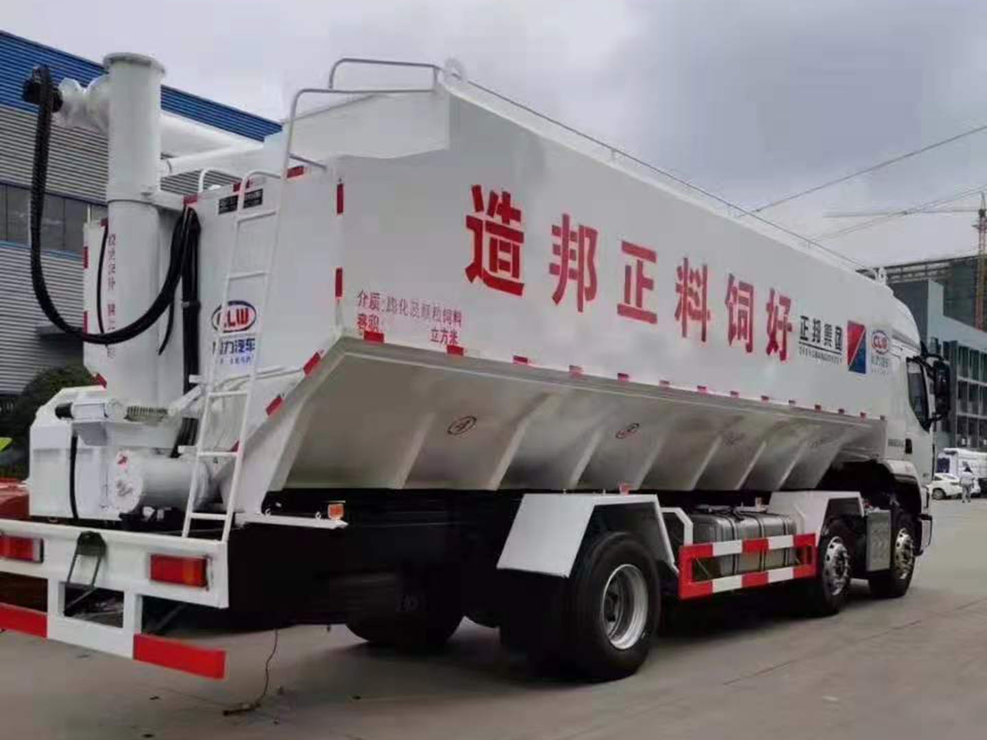 国六东风柳汽乘龙小三轴30方散装饲料车 实拍图