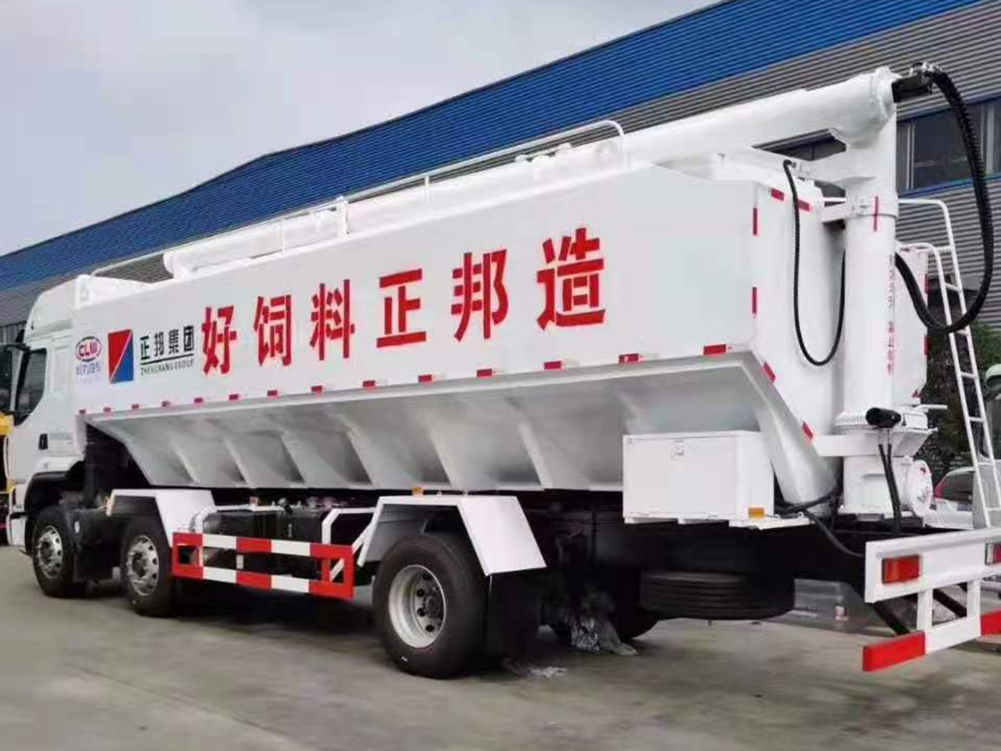 国六东风柳汽乘龙小三轴30方散装饲料车 实拍图