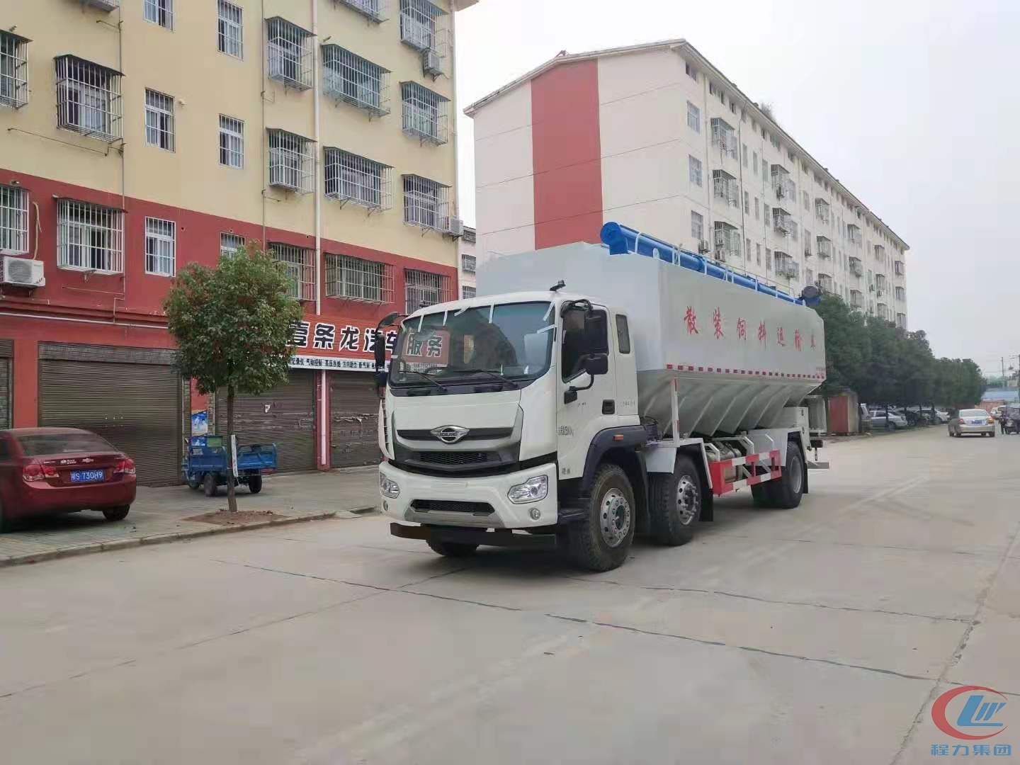 国六福田玉柴270马力小三轴散装饲料车