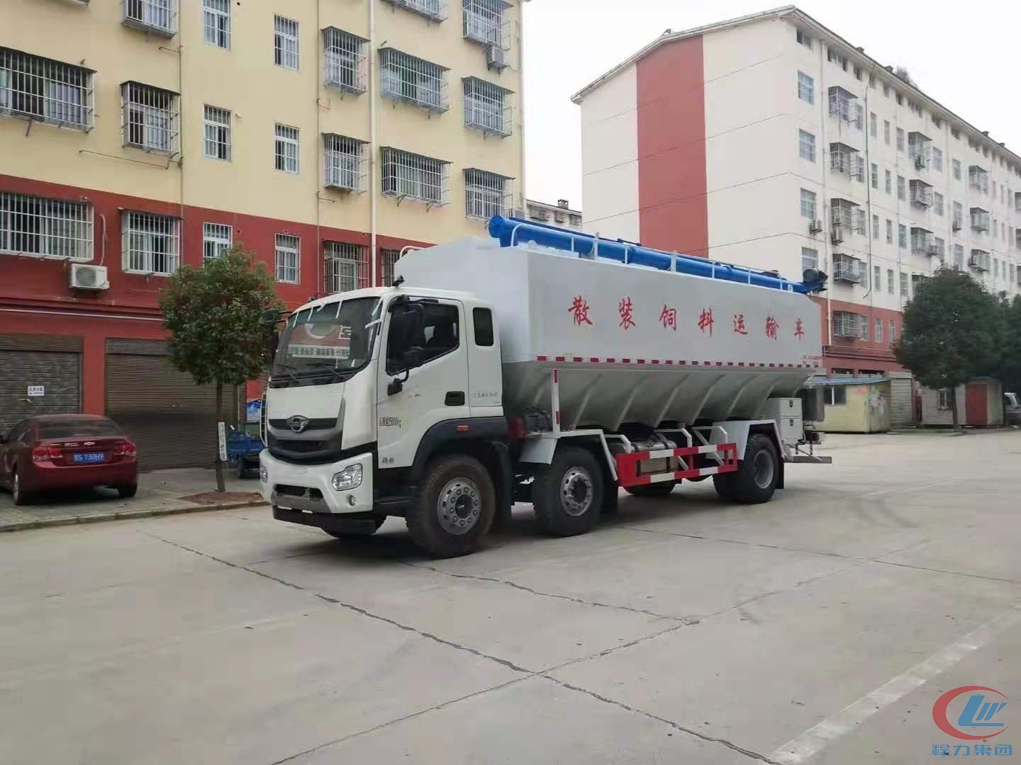 国六福田玉柴270马力小三轴散装饲料车 实拍图