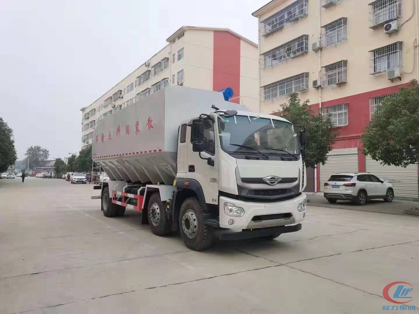 国六福田玉柴270马力小三轴散装饲料车 实拍图