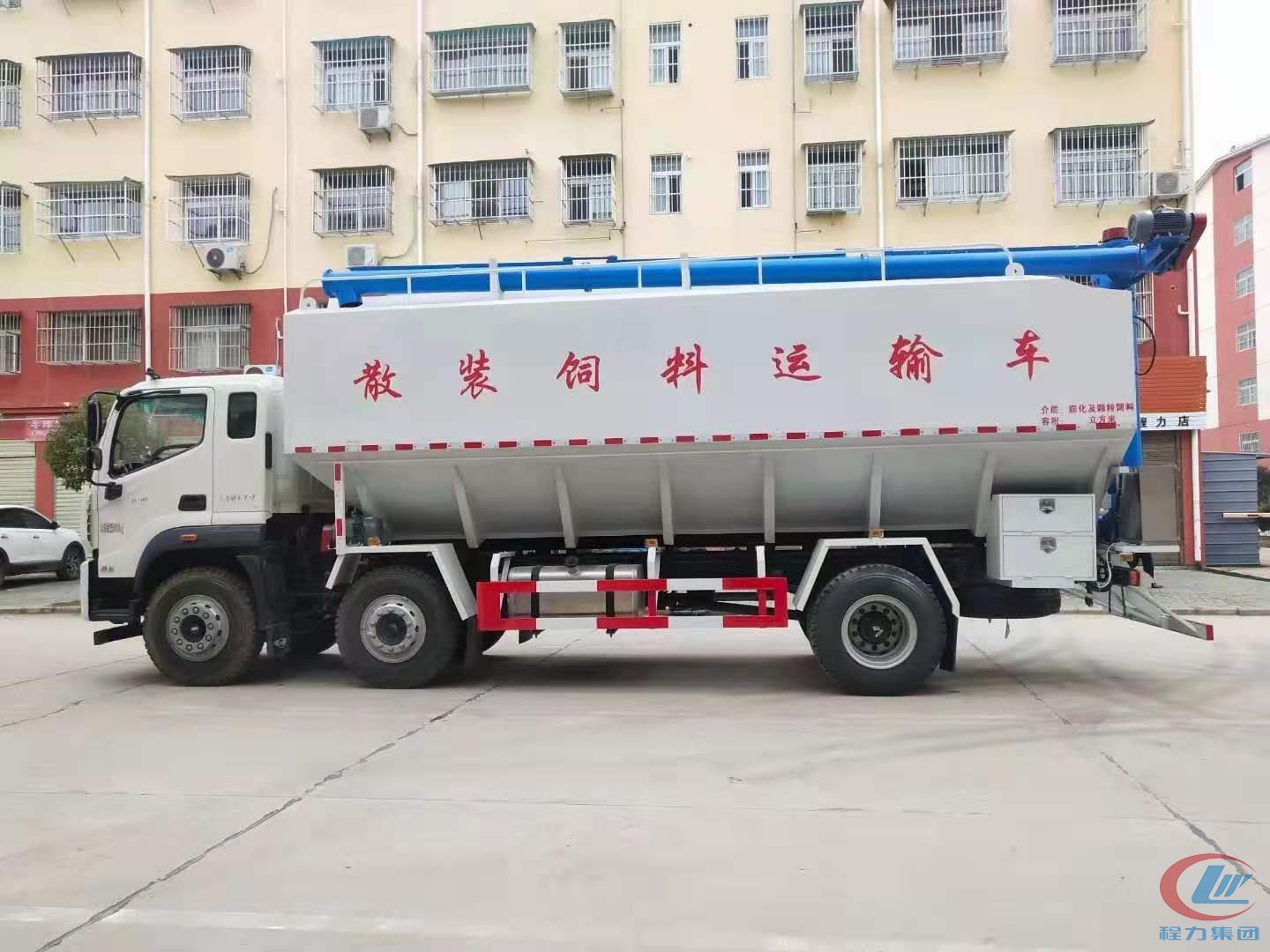 国六福田玉柴270马力小三轴散装饲料车 实拍图