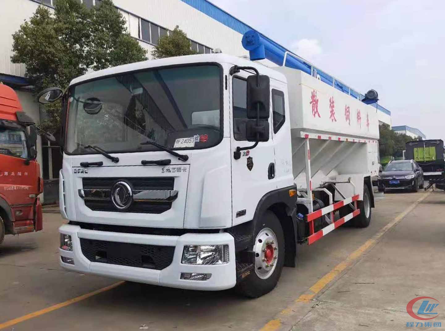 程力专汽东风多利卡D9散装饲料运输车