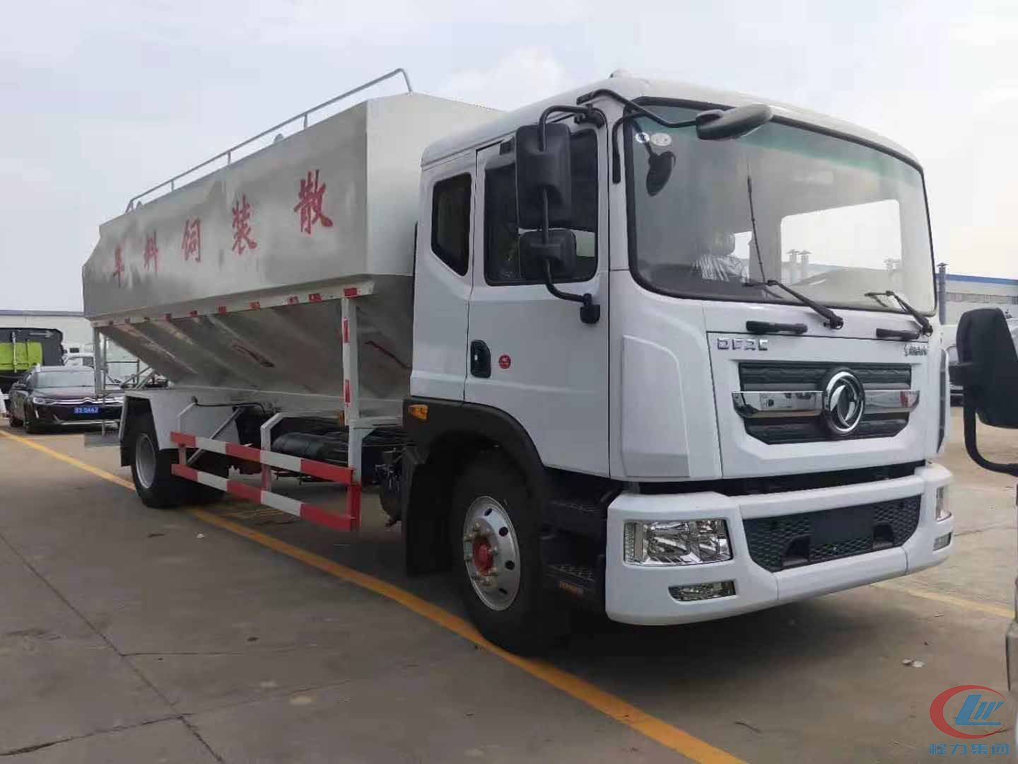 程力专汽东风多利卡D9散装饲料运输车 实拍图
