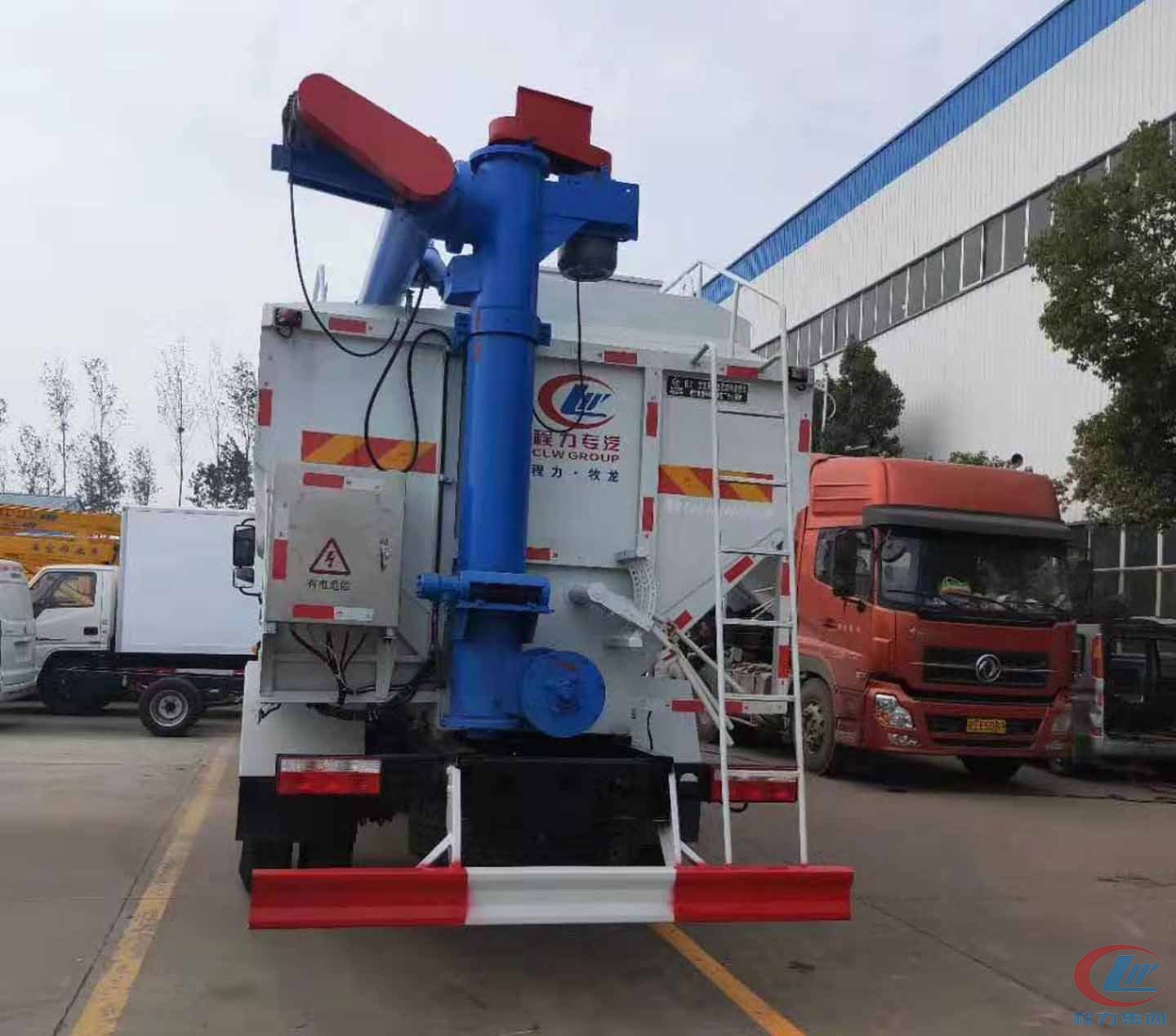 程力专汽东风多利卡D9散装饲料运输车 实拍图