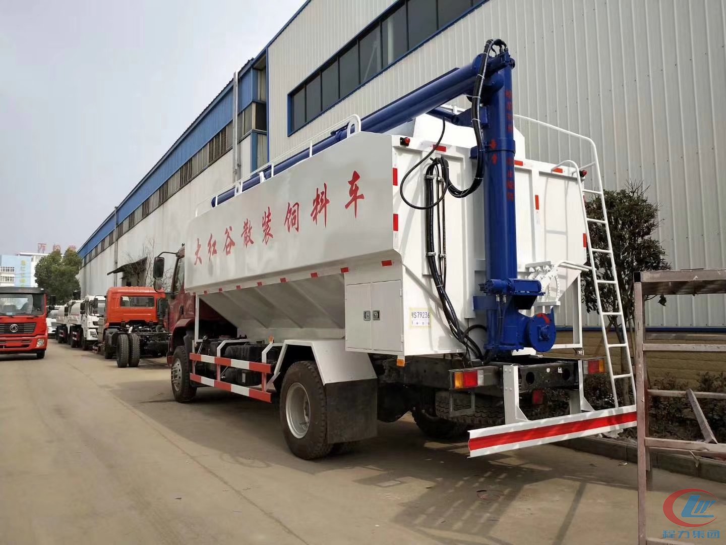 程力集团东风柳汽12-14吨饲料车28方 实拍图
