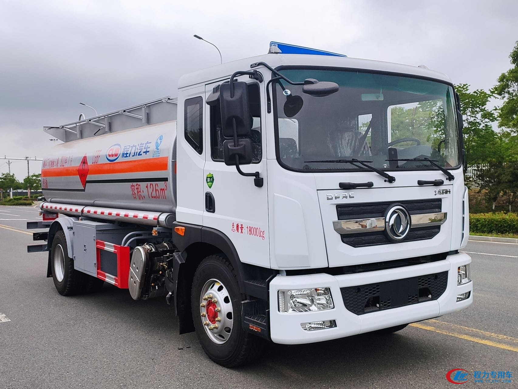 东风多利卡D9油罐车|多利卡12方加油车 实拍图