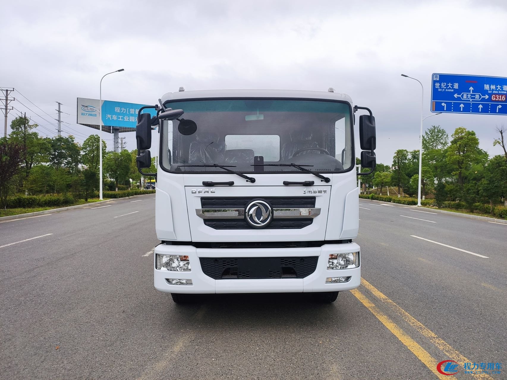 东风多利卡D9油罐车|多利卡12方加油车 实拍图