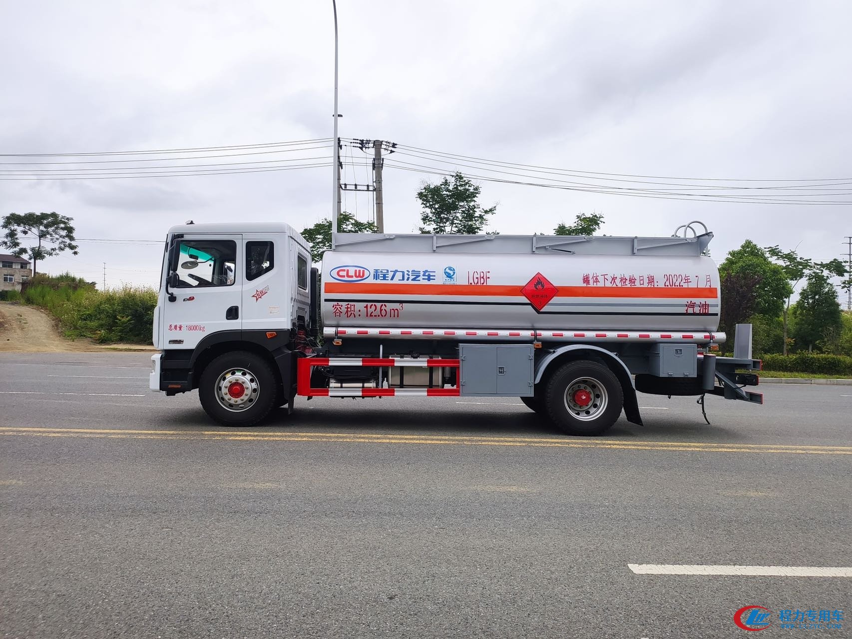 东风多利卡D9油罐车|多利卡12方加油车 实拍图