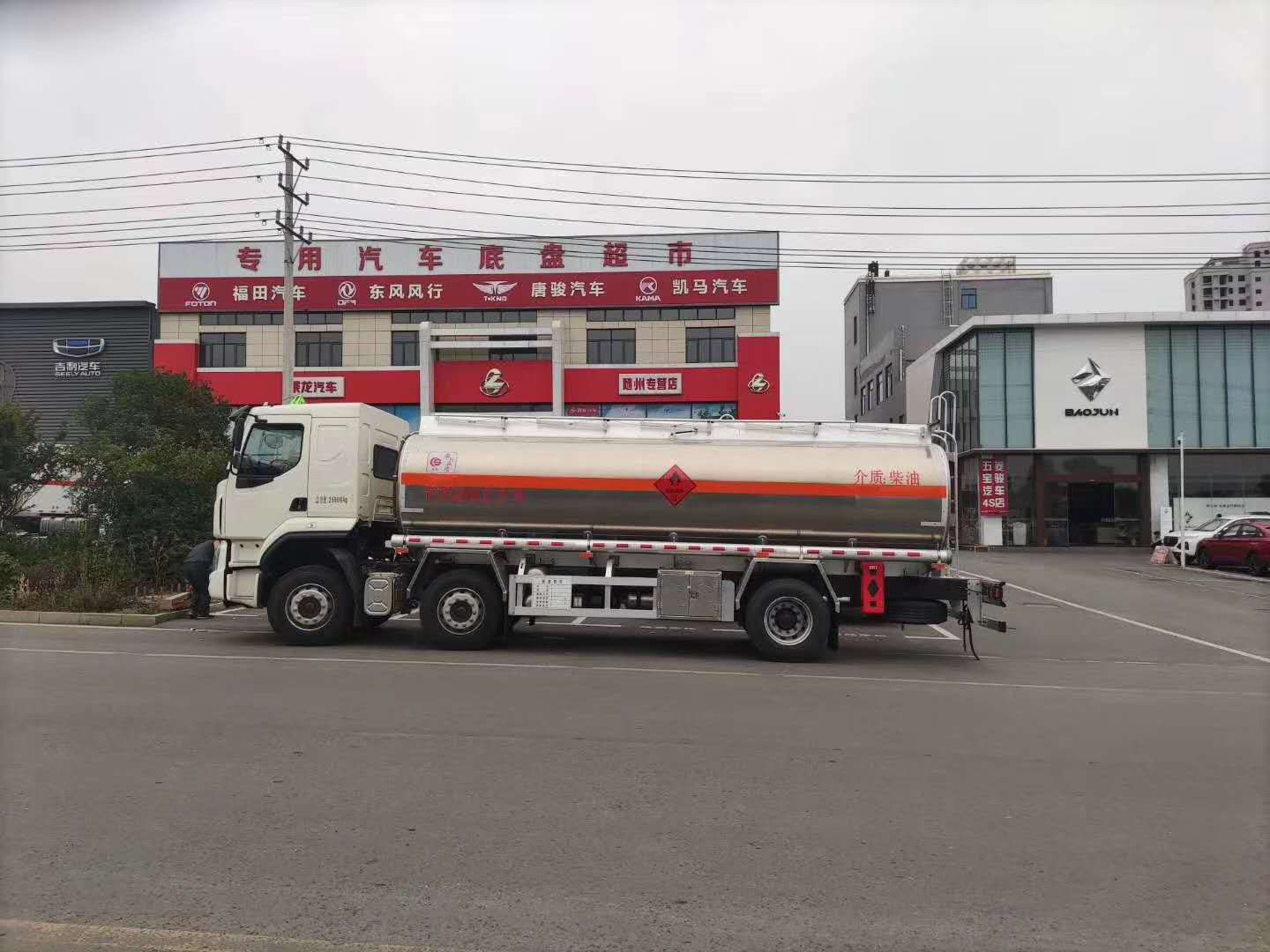 国六东风柳汽乘龙铝合金运油车 实拍图