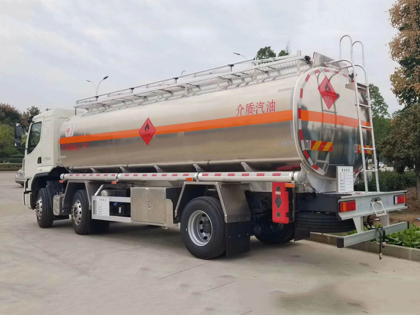 国六东风柳汽乘龙铝合金运油车 实拍图