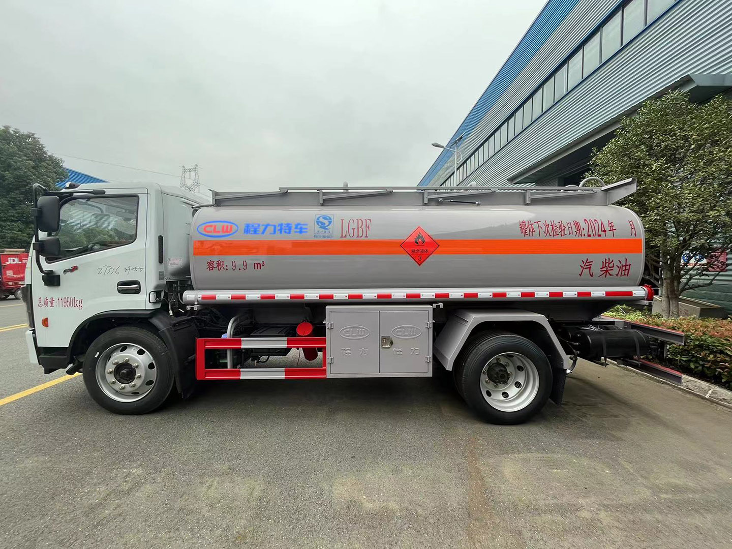 国六程力牌东风10立方油罐车/加油车 实拍图