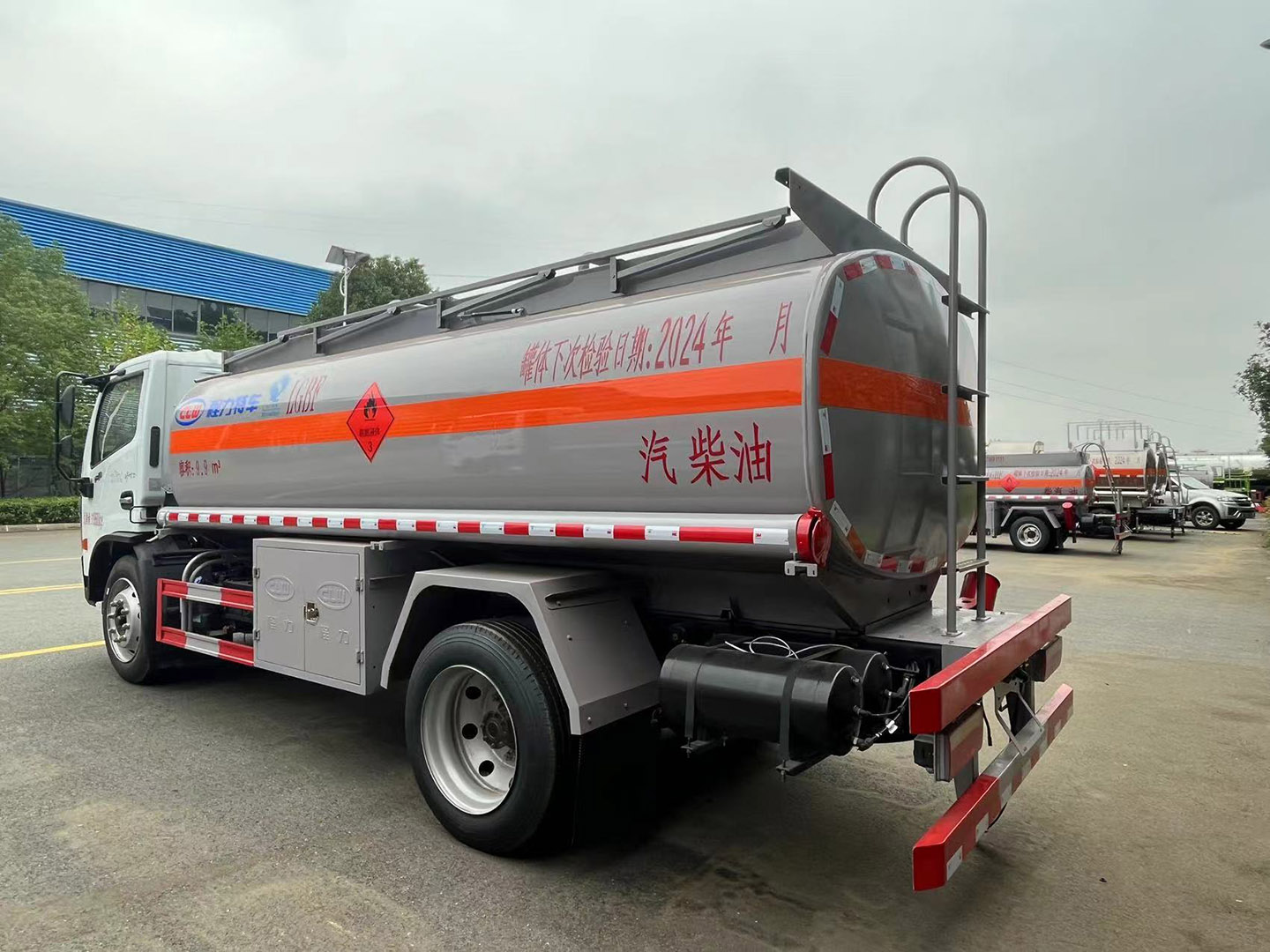 国六程力牌东风10立方油罐车/加油车 实拍图
