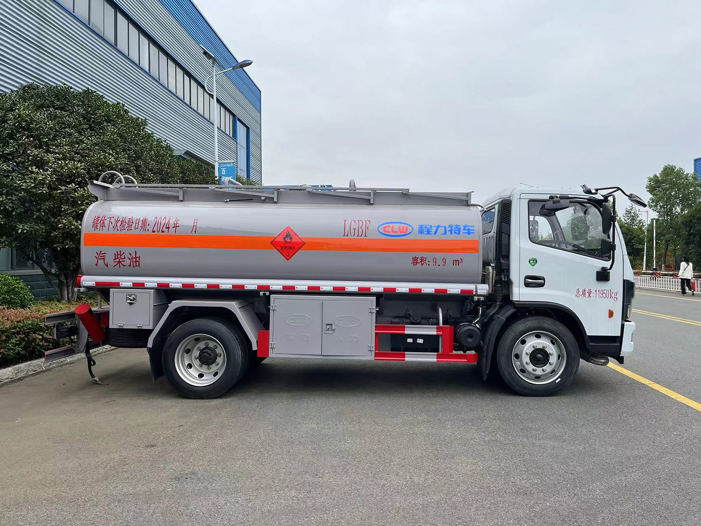 国六程力牌东风10立方油罐车/加油车 实拍图