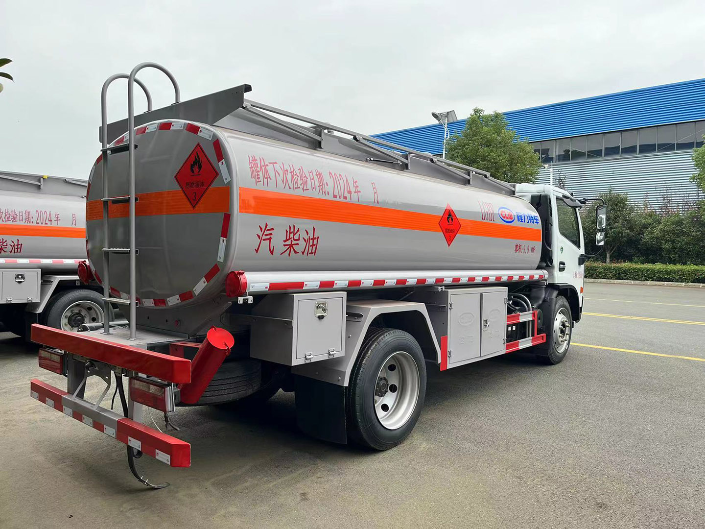 国六程力牌东风10立方油罐车/加油车 实拍图