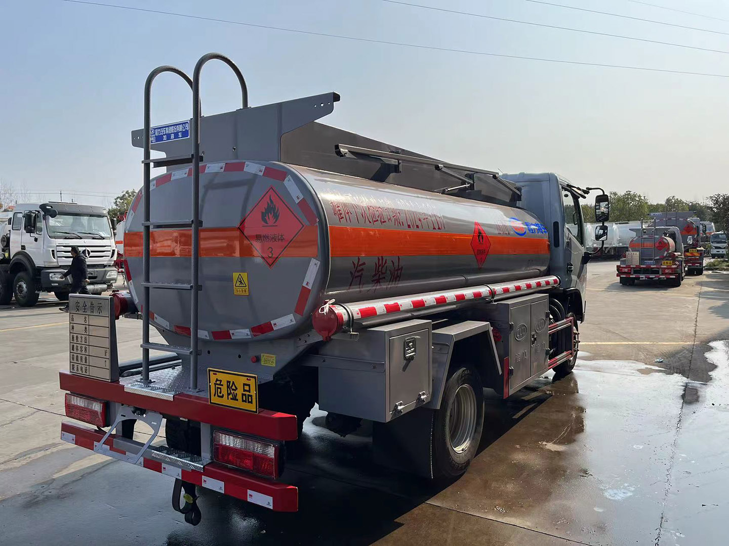 国六程力牌东风小福瑞卡/多利卡5方加油车 实拍图