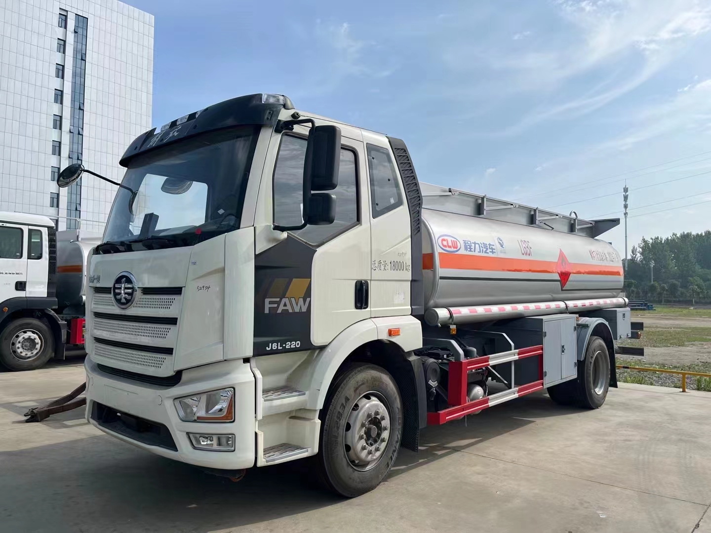 国六解放J6L运油车13立方加油车