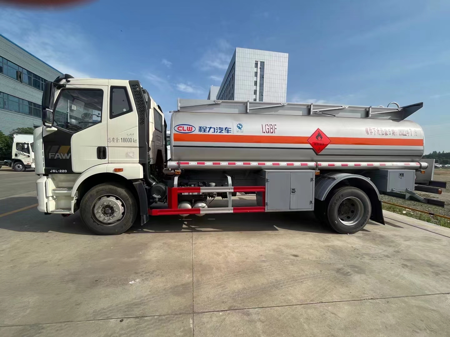 国六解放J6L运油车13立方加油车 实拍图