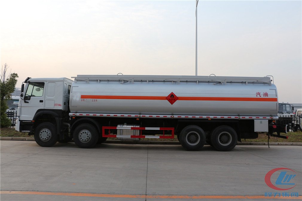 湖北程力重汽前四后八(30方)运油车 实拍图