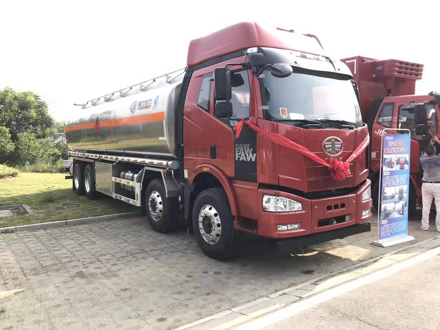 程力解放前四后八铝合金运油车 实拍图
