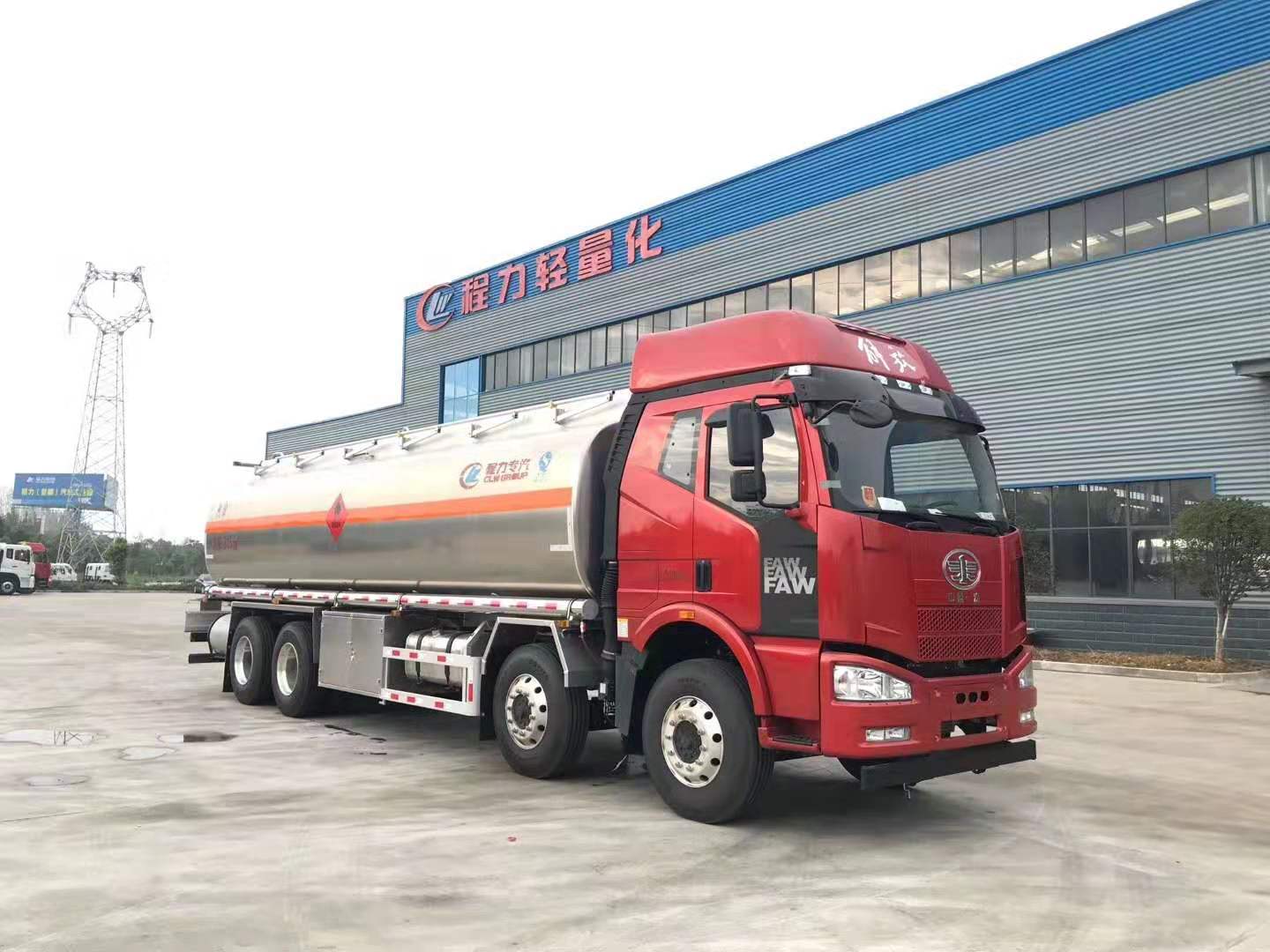 程力解放前四后八铝合金运油车 实拍图