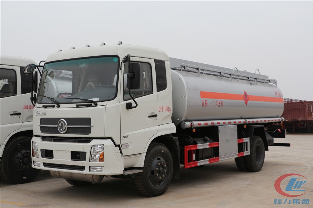 程力集团东风天锦(15方)运油车 实拍图