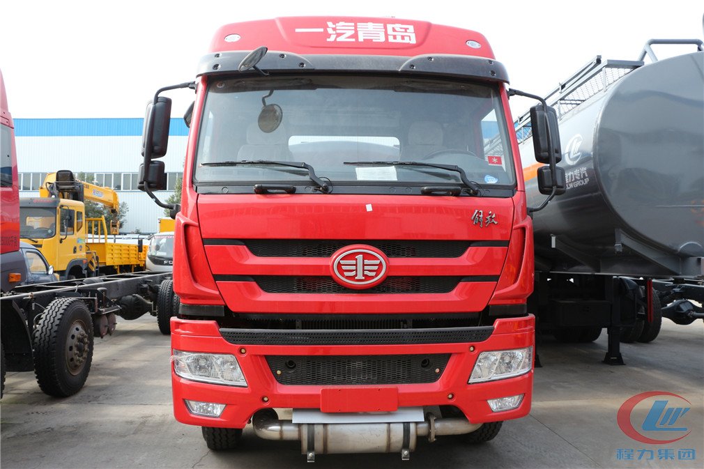 程力集团解放悍V腐蚀性物品罐式运输车 实拍图