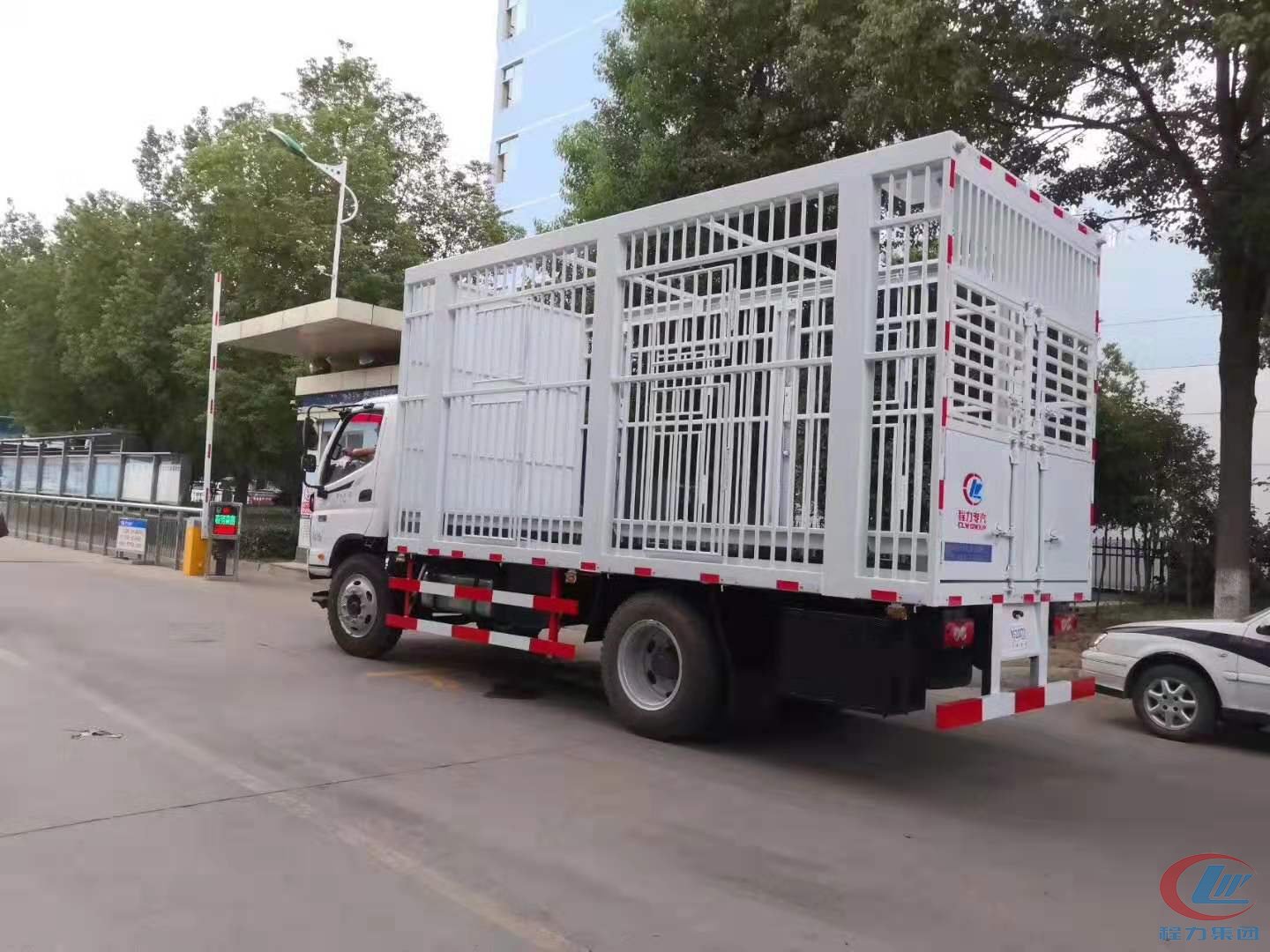 福田欧马可5米仓栏式运猪车 实拍图