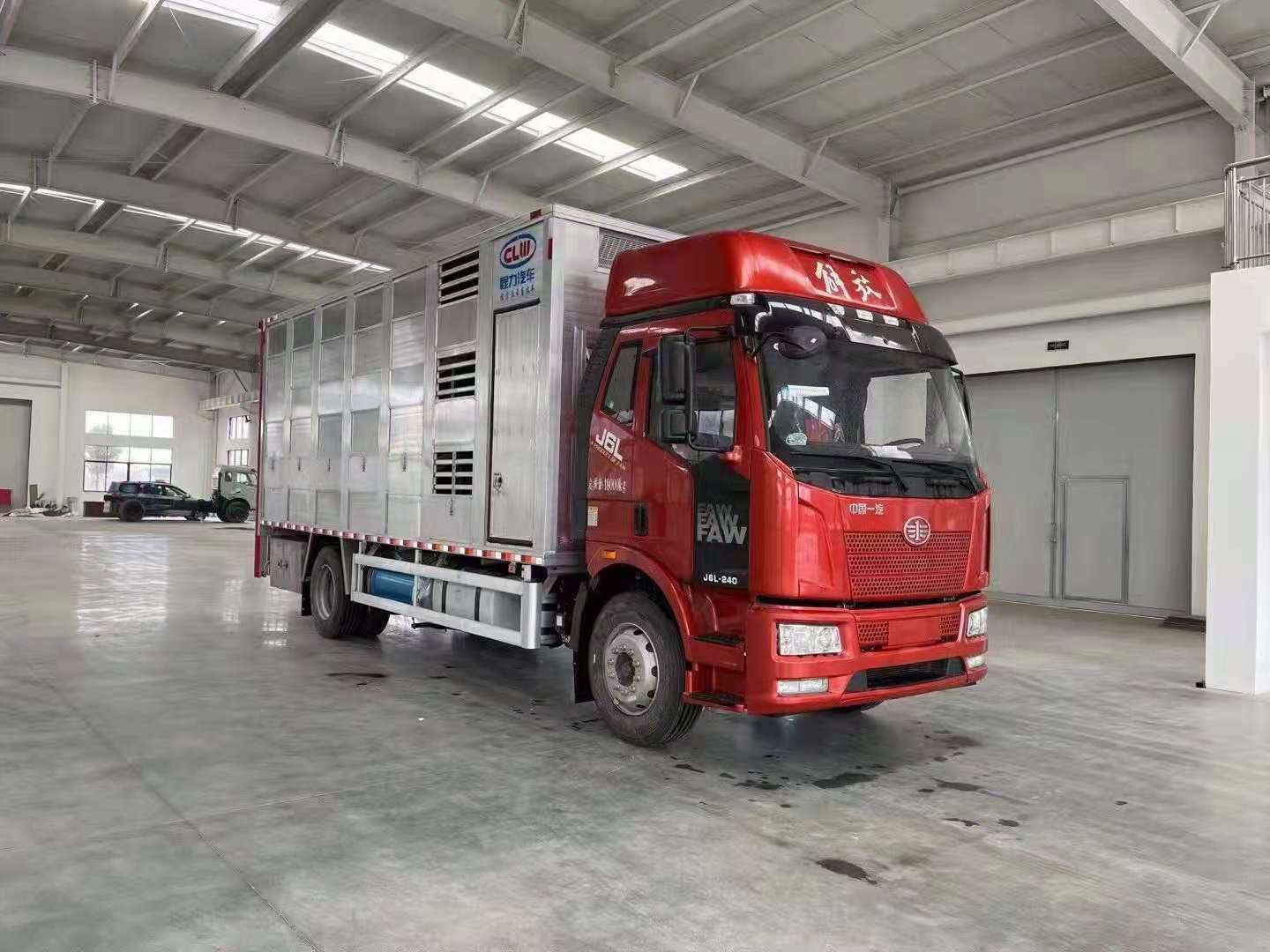 程力集团国六解放J6畜禽运输车 实拍图