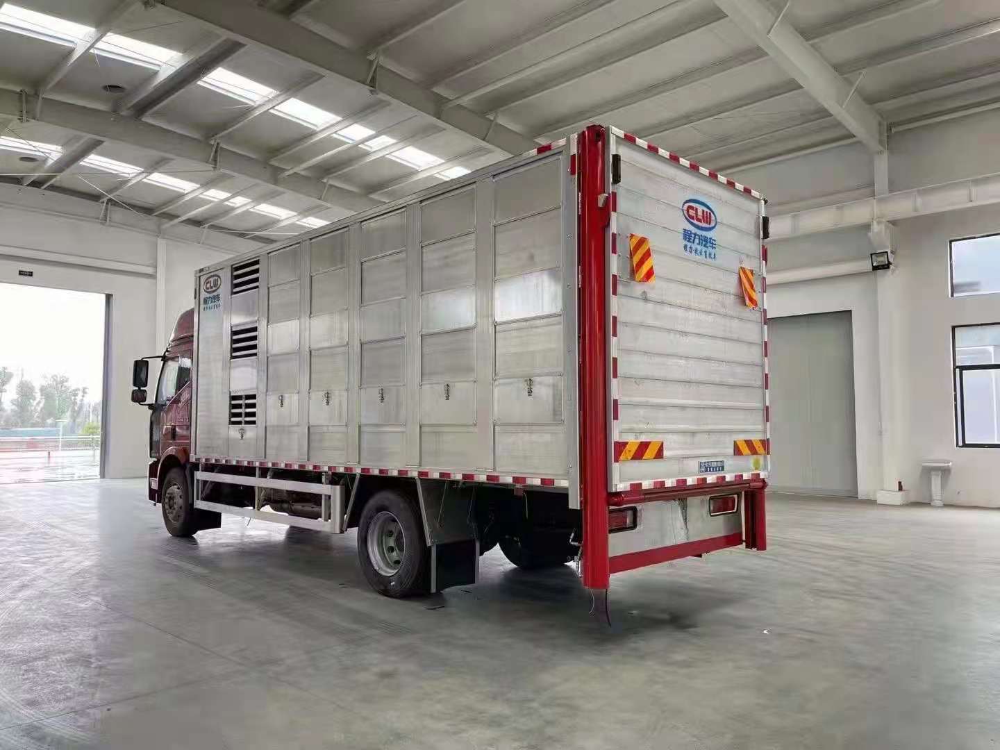 程力集团国六解放J6畜禽运输车 实拍图