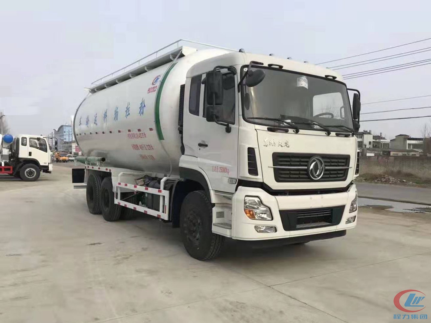 东风天龙后八轮30立方粉粒物料车
