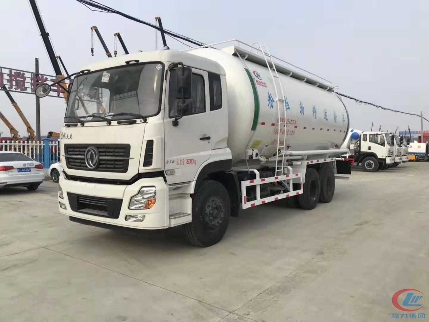 东风天龙后八轮30立方粉粒物料车 实拍图