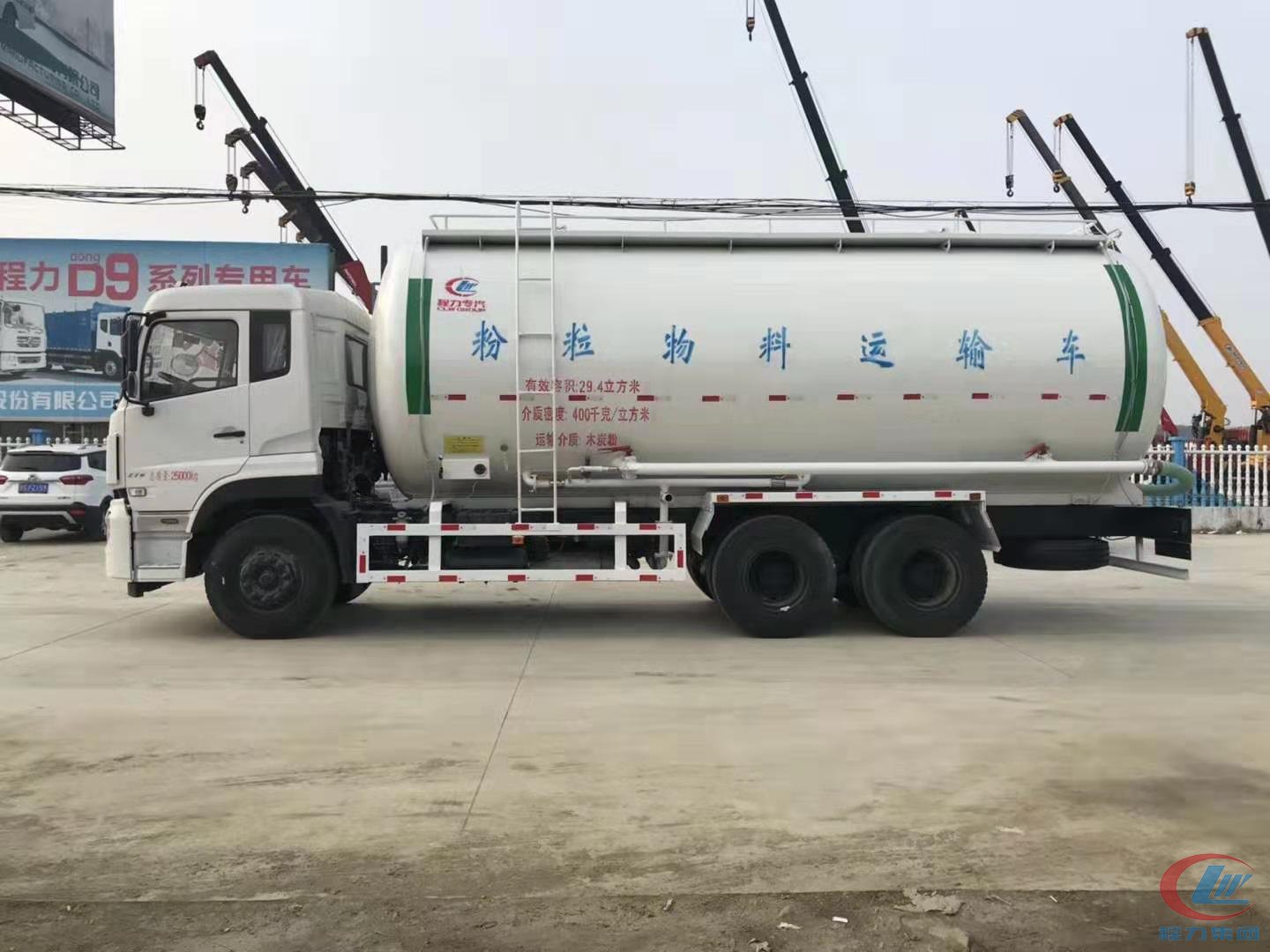 东风天龙后八轮30立方粉粒物料车 实拍图