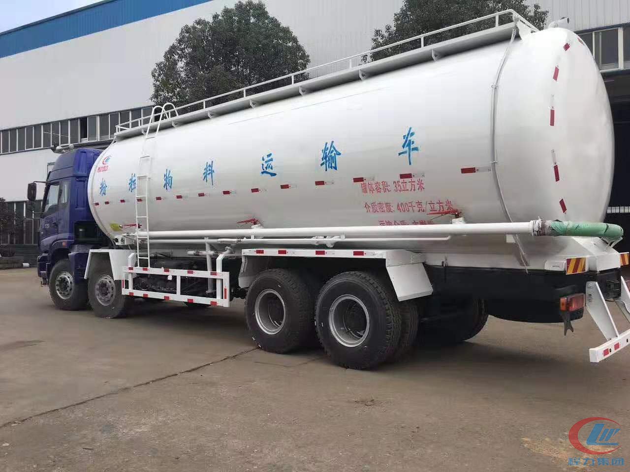 程力福田欧曼前四后八35方粉粒物料运输车 实拍图