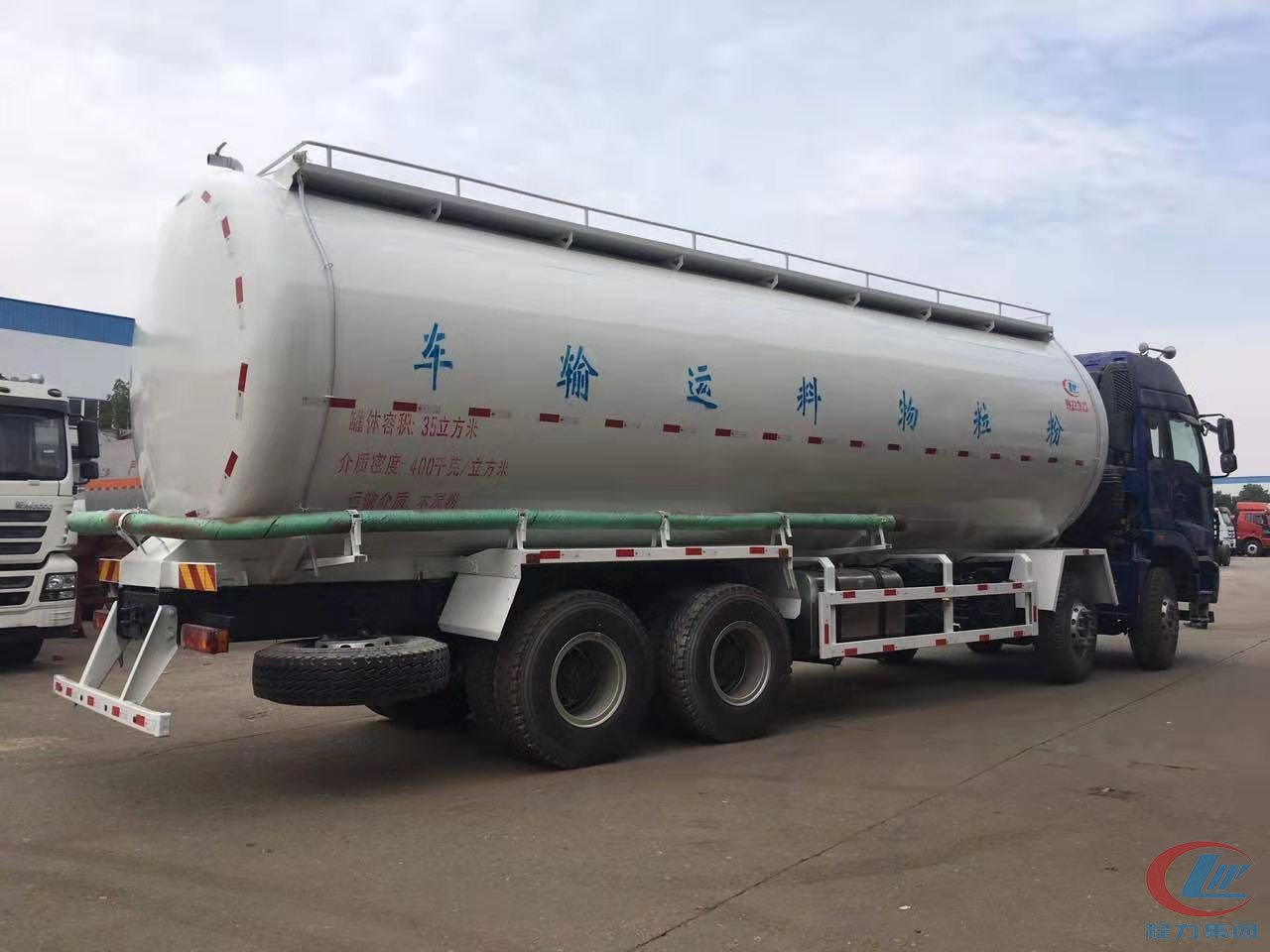程力福田欧曼前四后八35方粉粒物料运输车 实拍图