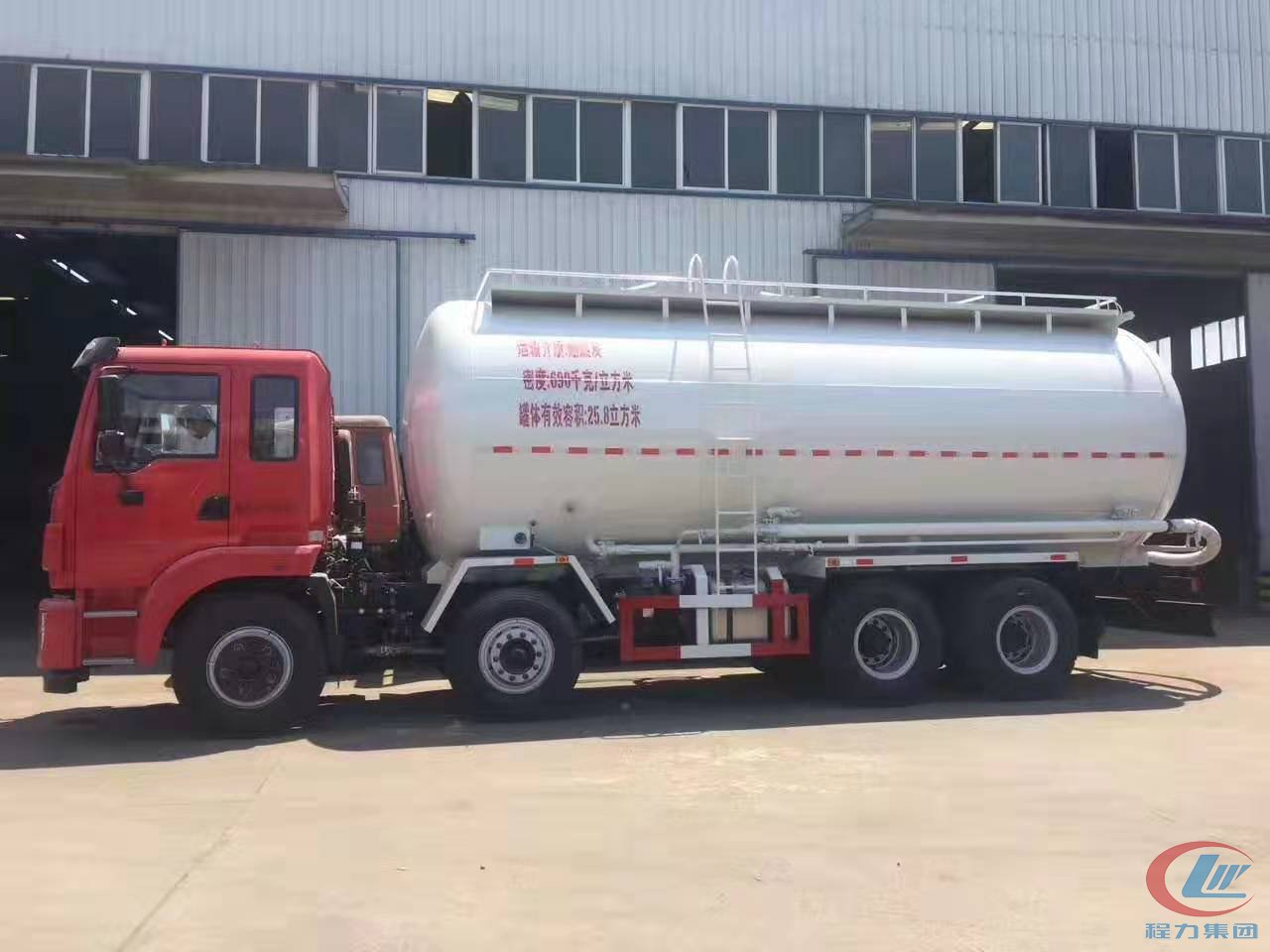 程力集团东风随专前四后八粉粒物料运输车 实拍图