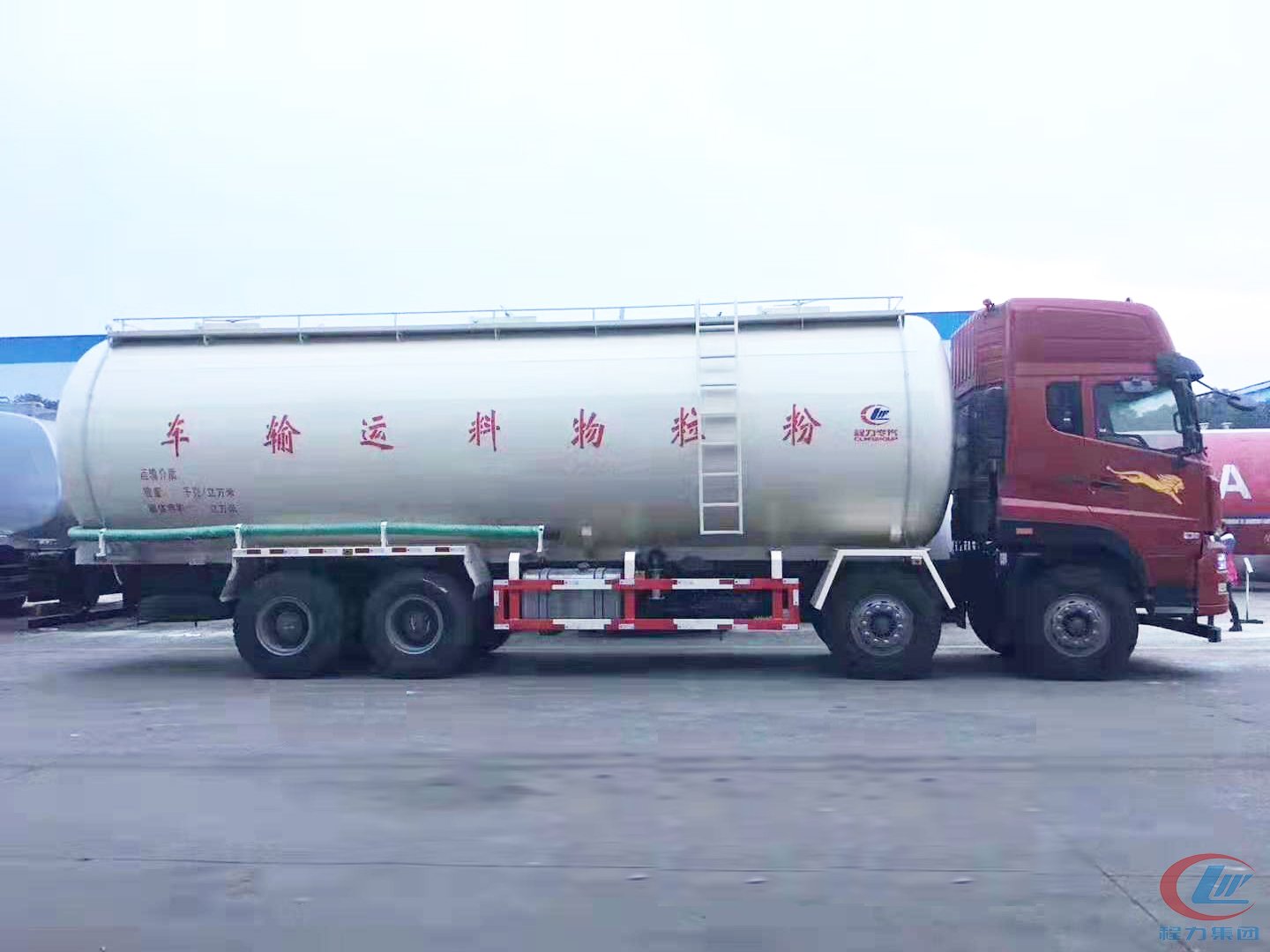 重汽斯太尔前四后八40方粉粒物料运输车 实拍图
