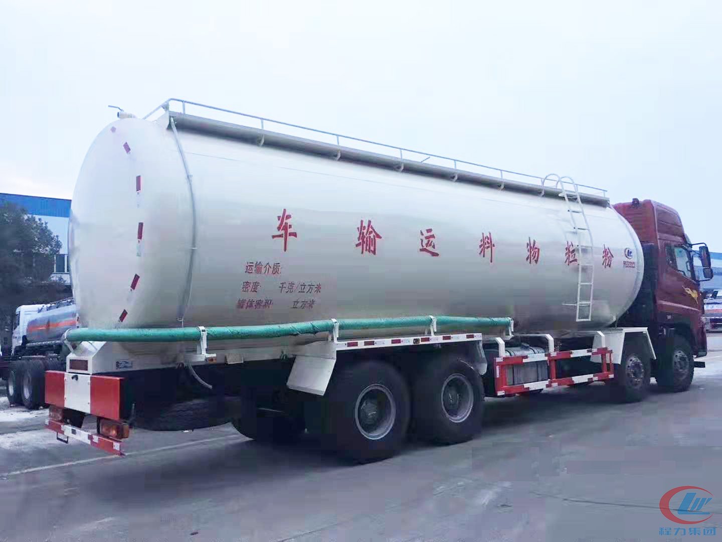 重汽斯太尔前四后八40方粉粒物料运输车 实拍图