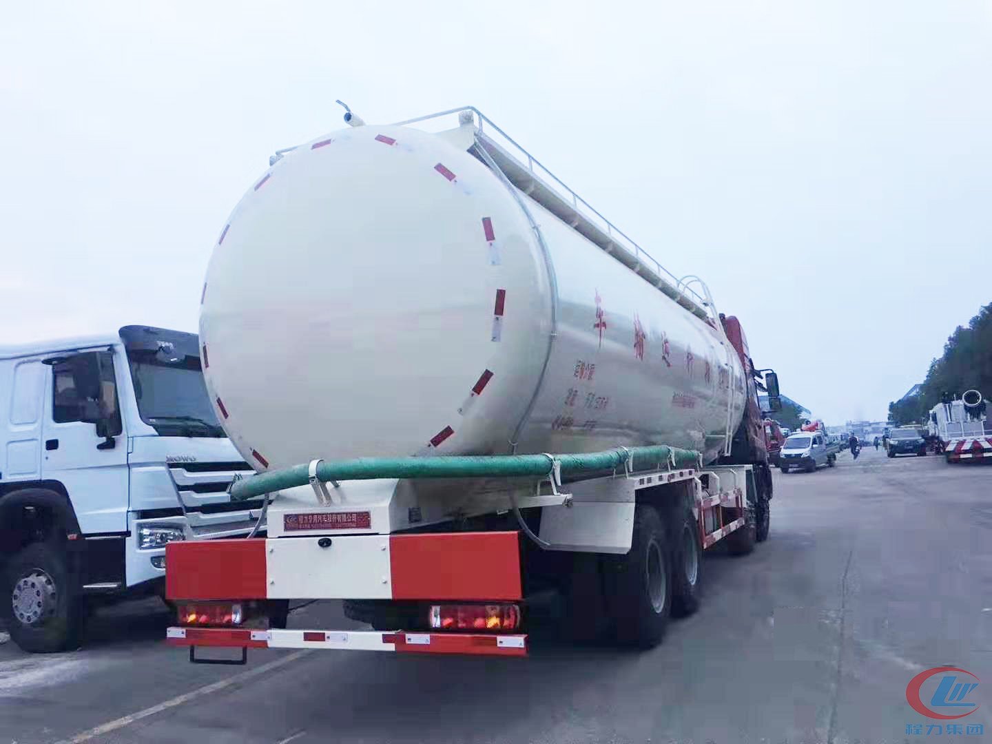 重汽斯太尔前四后八40方粉粒物料运输车 实拍图