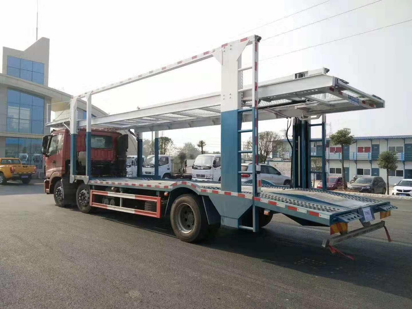 福田欧曼小三轴车辆运输车 285马力 实拍图