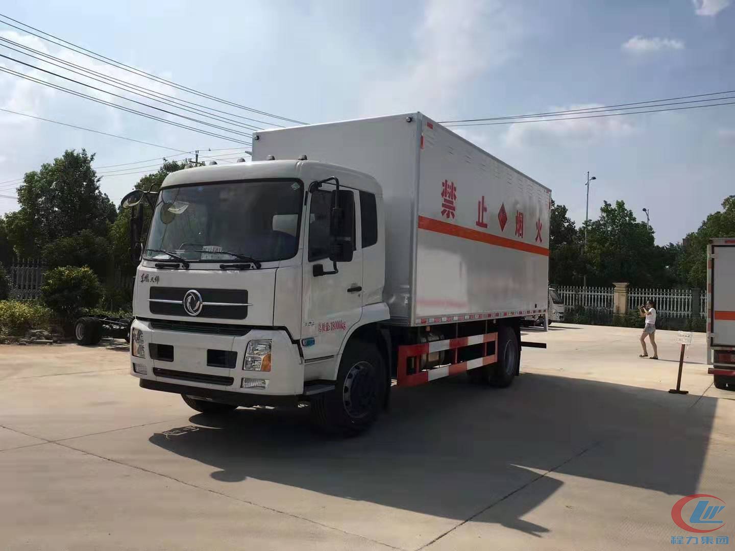 东风天锦易燃液体厢式运输车,天锦防爆车 实拍图