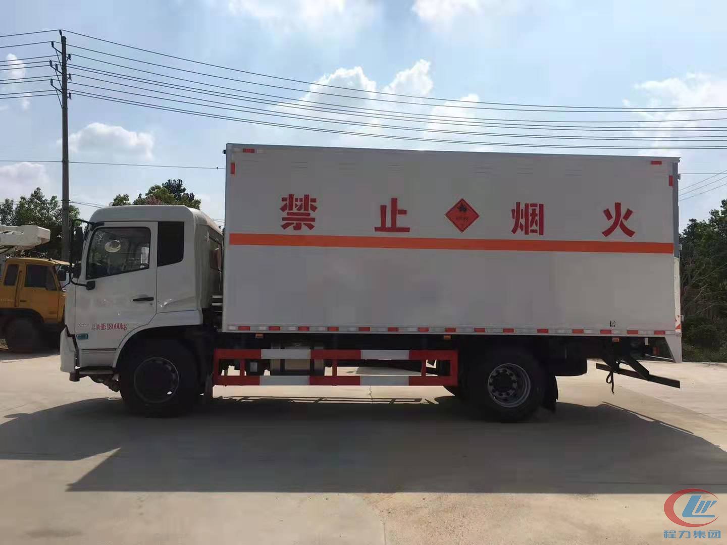 东风天锦易燃液体厢式运输车,天锦防爆车 实拍图