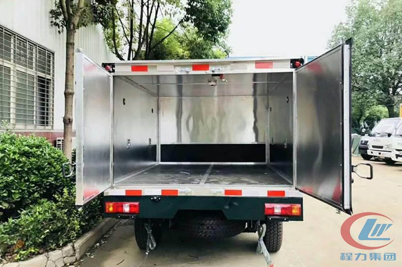 五十铃皮卡炸药运输车 实拍图