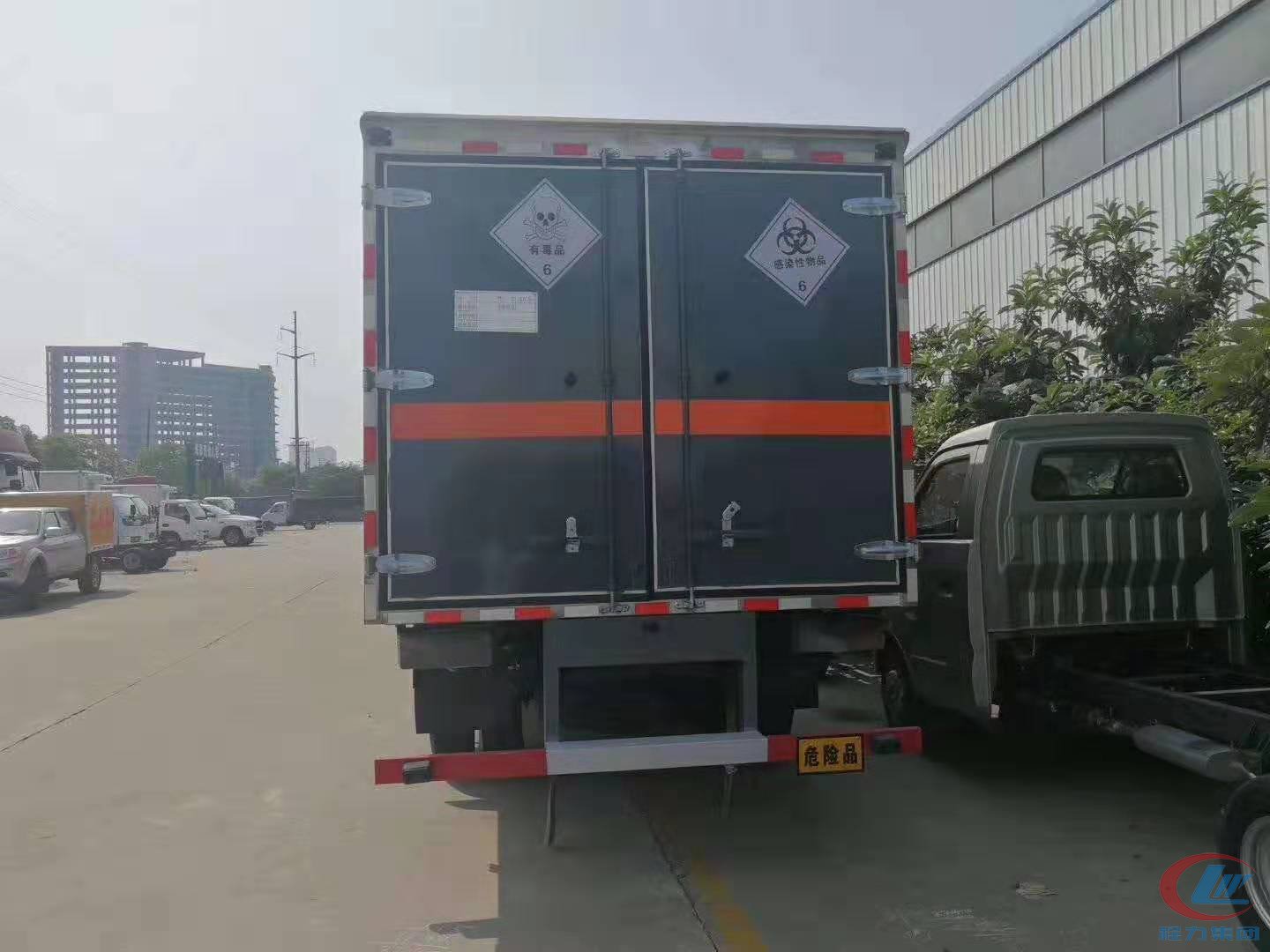 程力东风大多利卡危险品6类运输车 实拍图