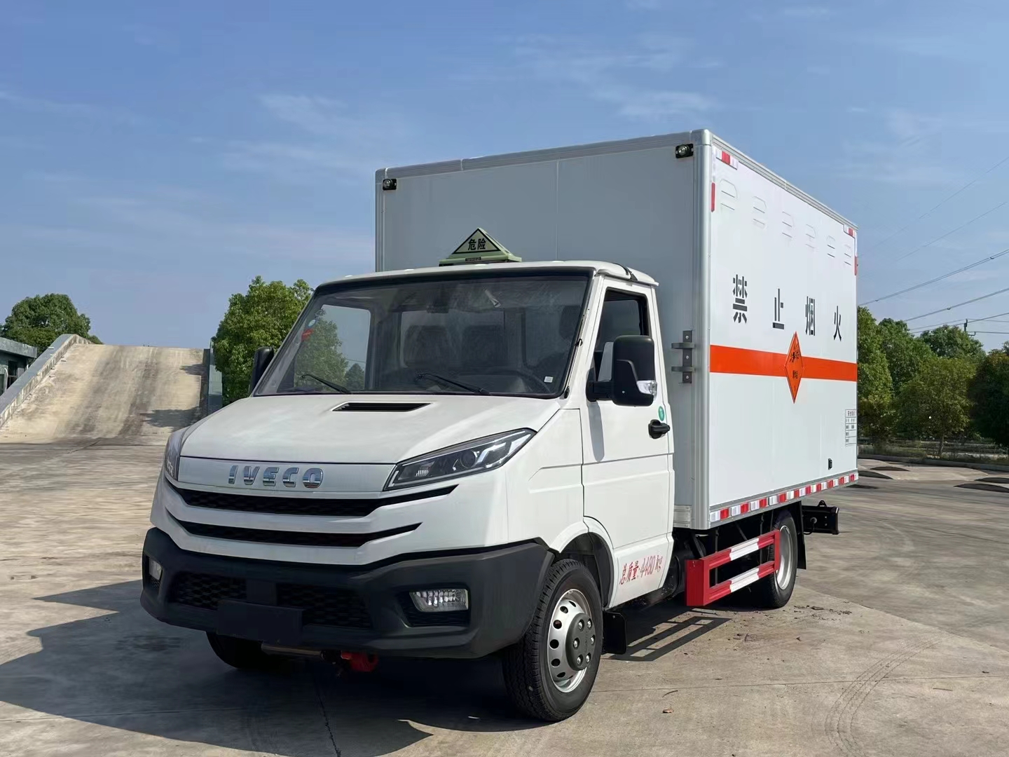 程力集团依维柯得意X45爆破器材运输车 实拍图
